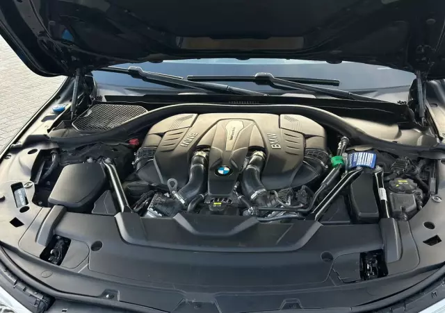 BMW Seria 7 750i xDrive