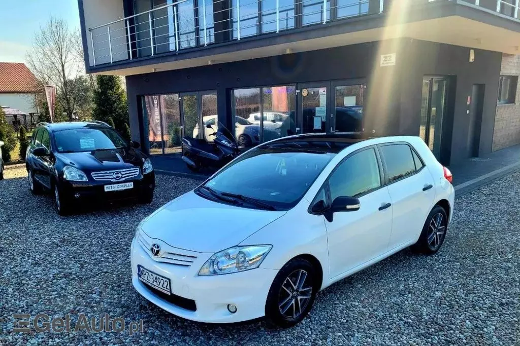 TOYOTA Auris 