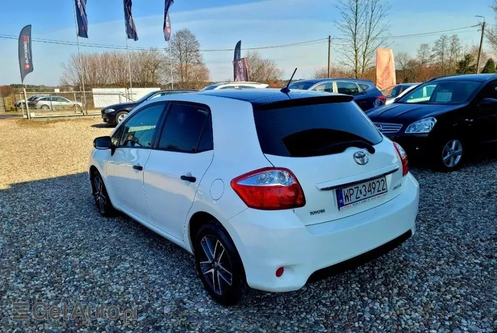 TOYOTA Auris 