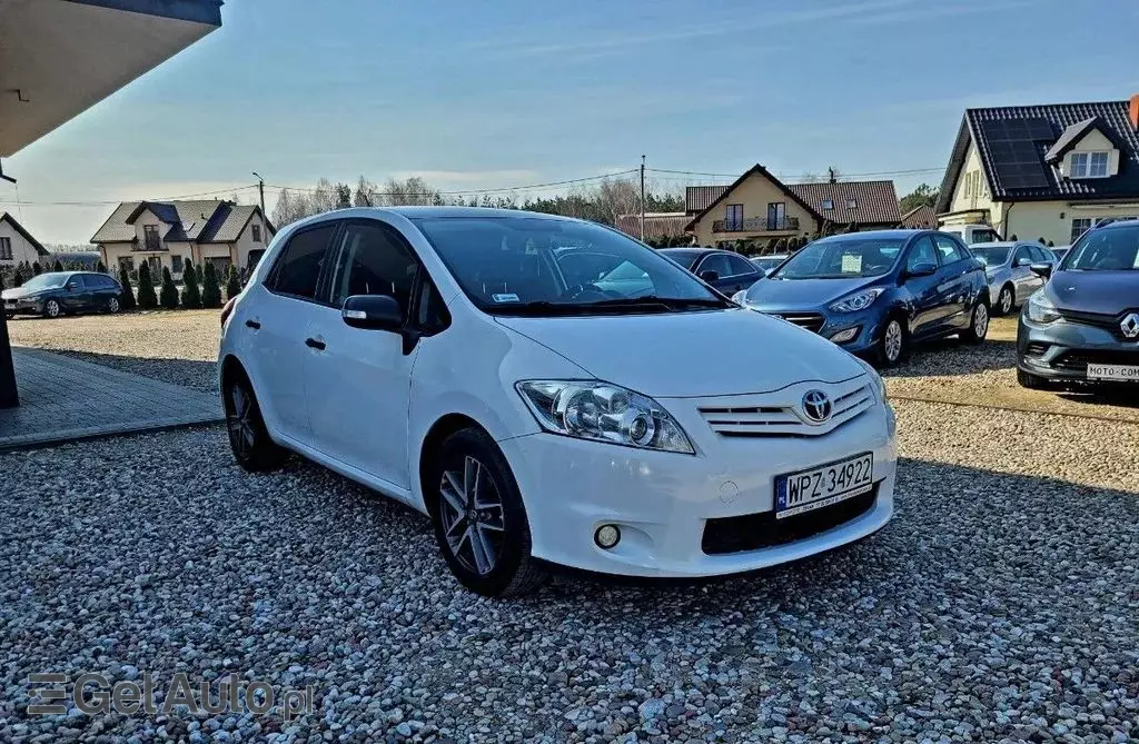 TOYOTA Auris 