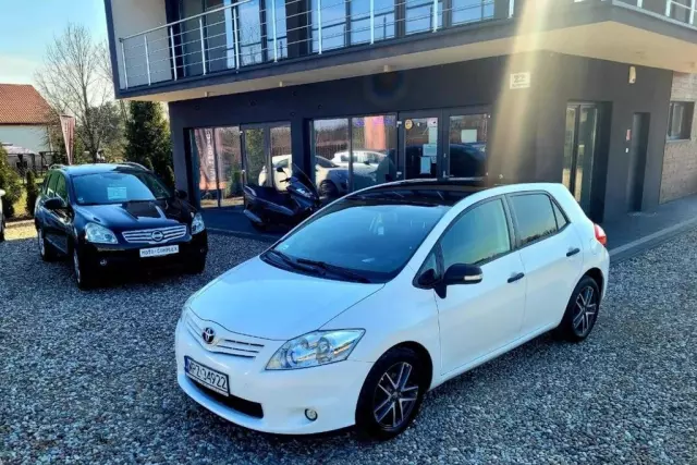 TOYOTA Auris 