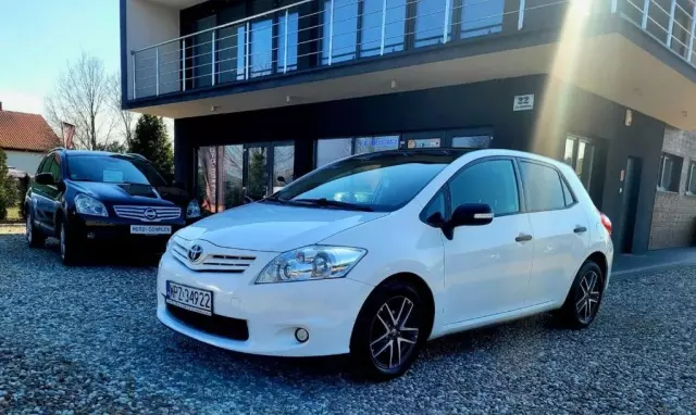 TOYOTA Auris 
