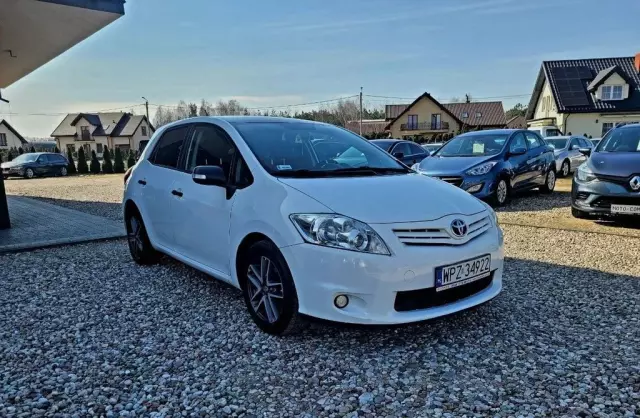 TOYOTA Auris 
