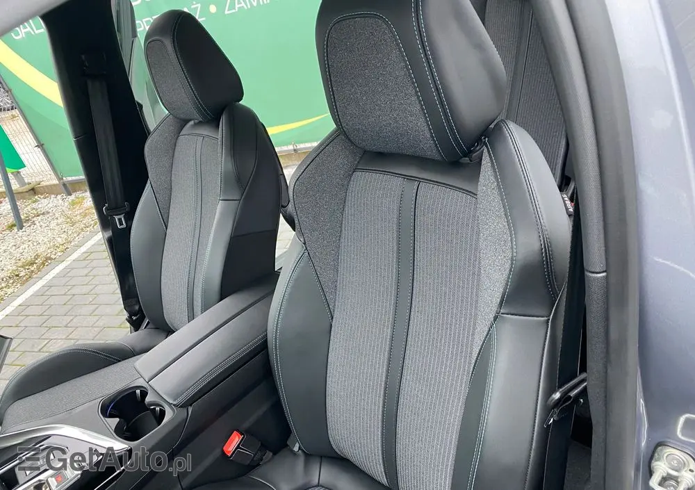 PEUGEOT 5008 PureTech 130 EAT8 Stop & Start Allure Business-Paket