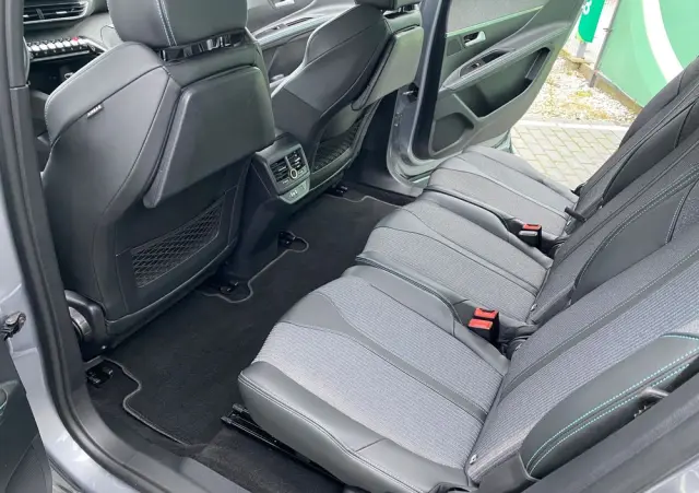 PEUGEOT 5008 PureTech 130 EAT8 Stop & Start Allure Business-Paket