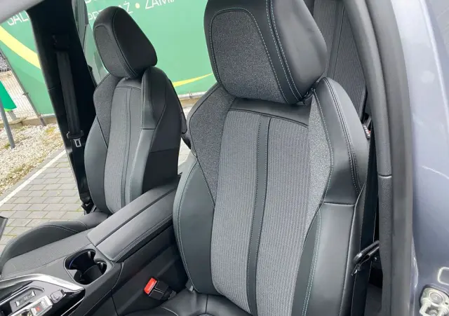 PEUGEOT 5008 PureTech 130 EAT8 Stop & Start Allure Business-Paket