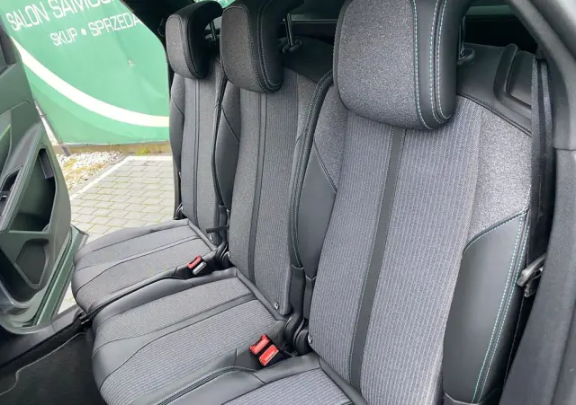 PEUGEOT 5008 PureTech 130 EAT8 Stop & Start Allure Business-Paket