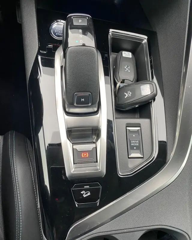 PEUGEOT 5008 PureTech 130 EAT8 Stop & Start Allure Business-Paket