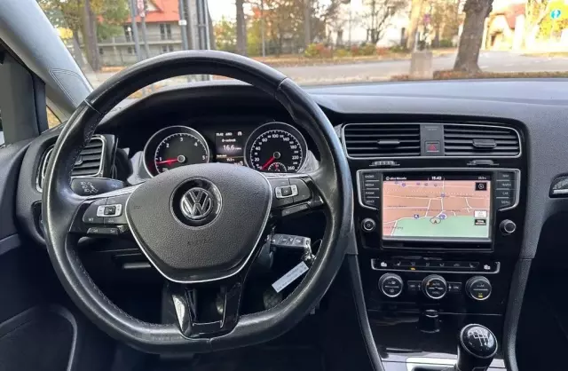VOLKSWAGEN Golf 