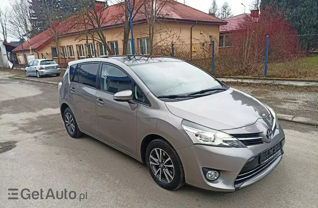 TOYOTA Verso 
