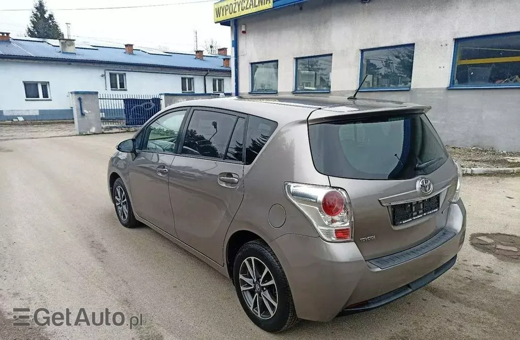 TOYOTA Verso 