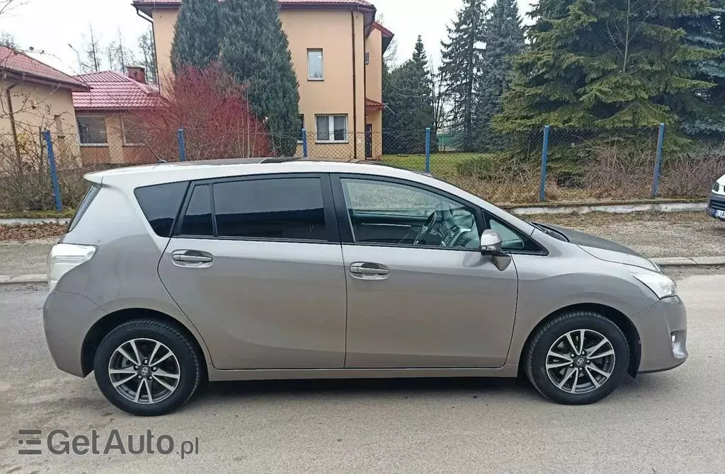 TOYOTA Verso 