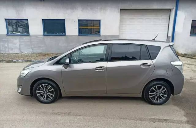 TOYOTA Verso 