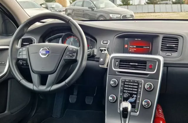 VOLVO V60 