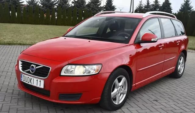 VOLVO V50 