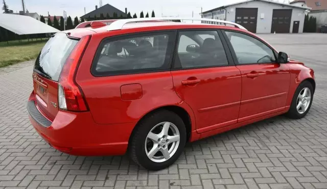 VOLVO V50 
