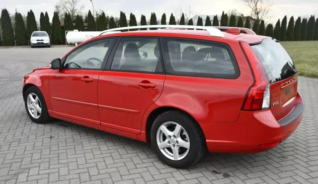 VOLVO V50 