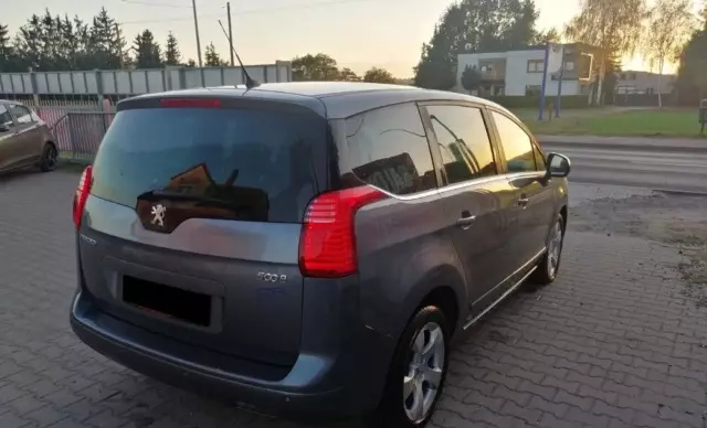 PEUGEOT 5008 