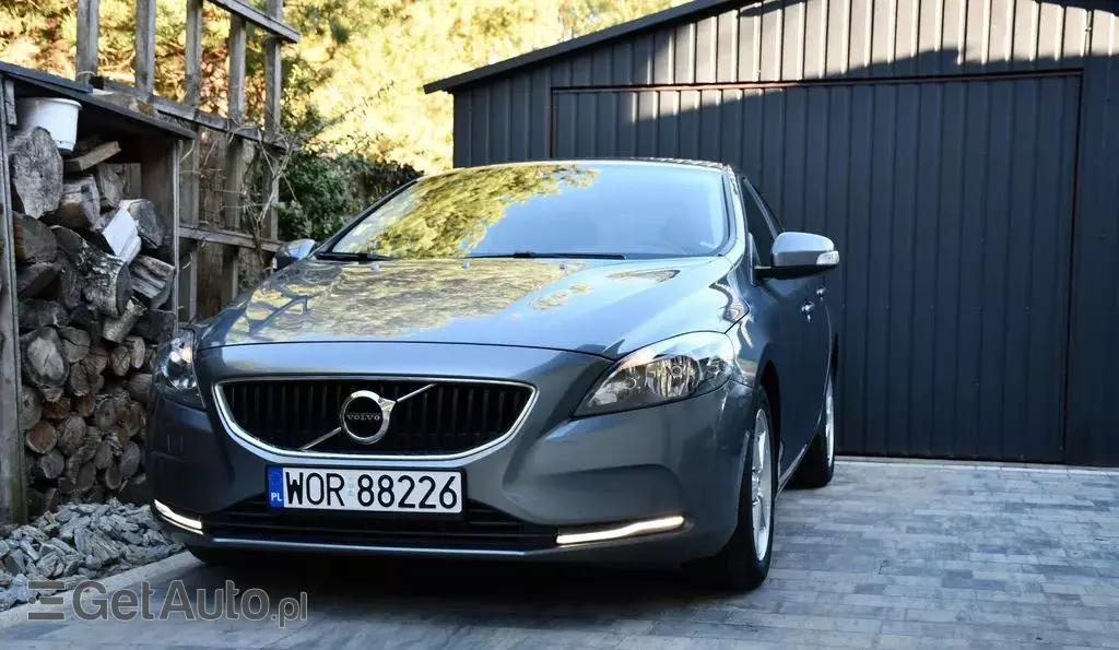 VOLVO V40 