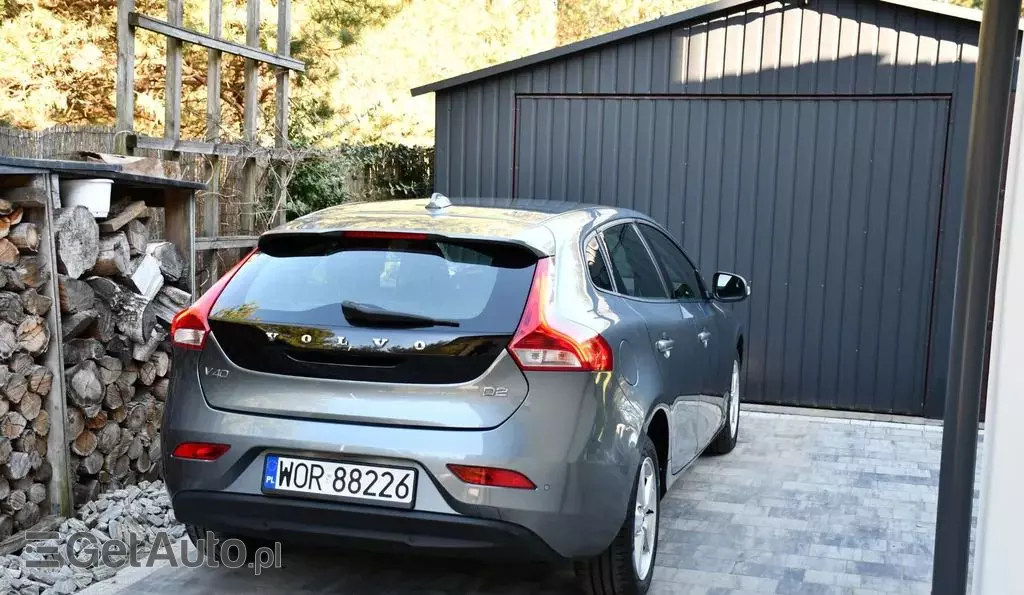 VOLVO V40 