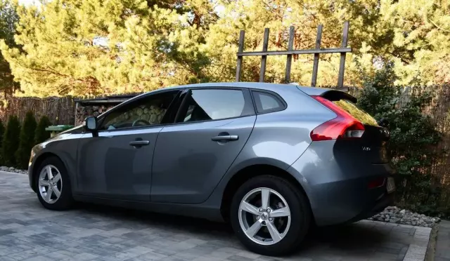 VOLVO V40 