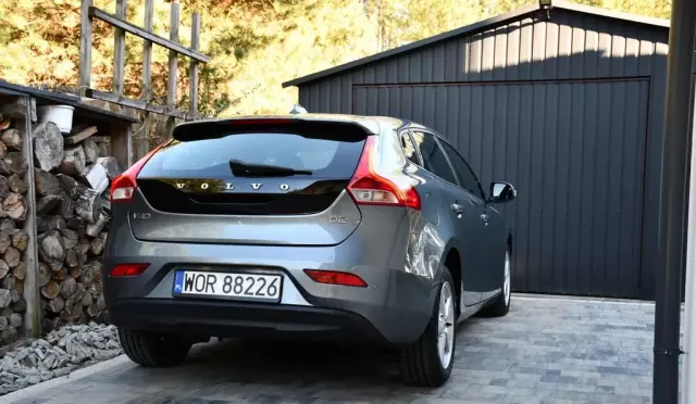 VOLVO V40 