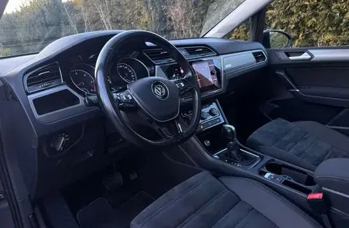 VOLKSWAGEN Touran 