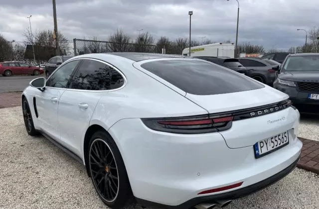 PORSCHE Panamera 