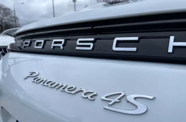 PORSCHE Panamera 