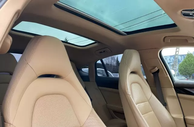 PORSCHE Panamera 
