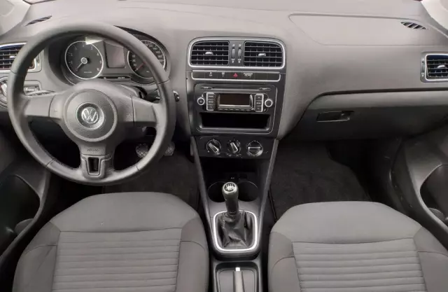 VOLKSWAGEN Polo 