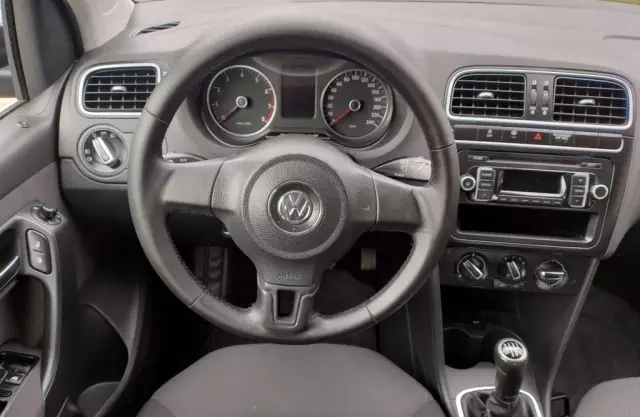 VOLKSWAGEN Polo 