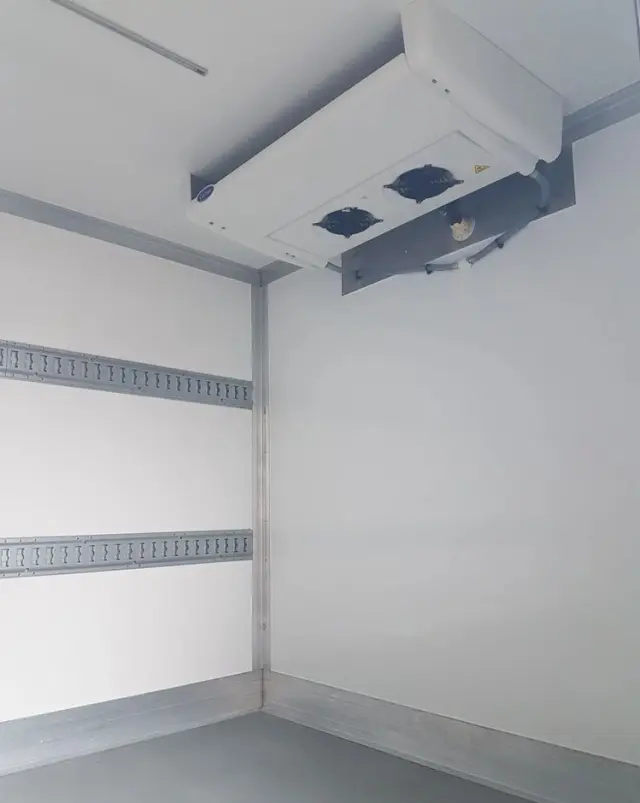 RENAULT MASTER 8EP CHŁODNIA 4,21x2,11x2,00 IZOTERMA AGREGAT CARRIER XARIOS 350 ZASILANIE Z SILNIKA + ELEKTRYCZNE STACJONARNE KLIMA 