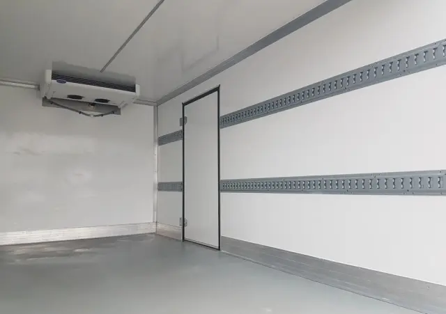 RENAULT MASTER 8EP CHŁODNIA 4,21x2,11x2,00 IZOTERMA AGREGAT CARRIER XARIOS 350 ZASILANIE Z SILNIKA + ELEKTRYCZNE STACJONARNE KLIMA 