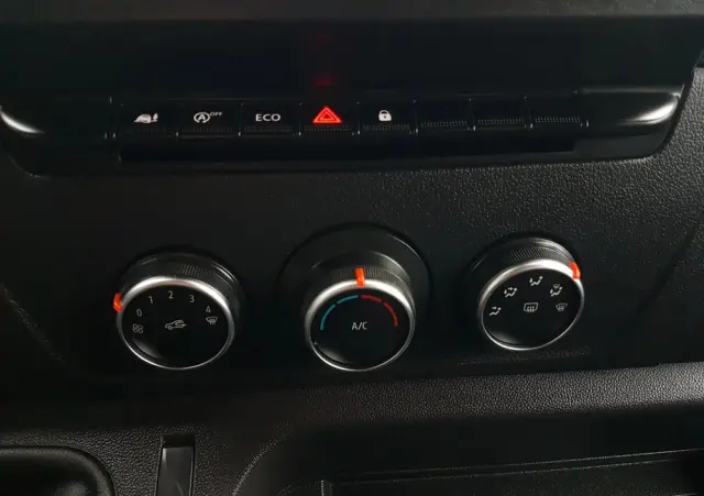 RENAULT MASTER 8EP CHŁODNIA 4,21x2,11x2,00 IZOTERMA AGREGAT CARRIER XARIOS 350 ZASILANIE Z SILNIKA + ELEKTRYCZNE STACJONARNE KLIMA 