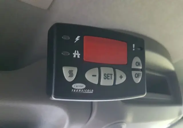 RENAULT MASTER 8EP CHŁODNIA 4,21x2,11x2,00 IZOTERMA AGREGAT CARRIER XARIOS 350 ZASILANIE Z SILNIKA + ELEKTRYCZNE STACJONARNE KLIMA 