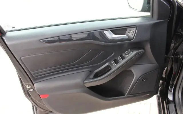 FORD Focus 1.0 EcoBoost ST-Line Black ASS
