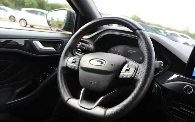 FORD Focus 1.0 EcoBoost ST-Line Black ASS