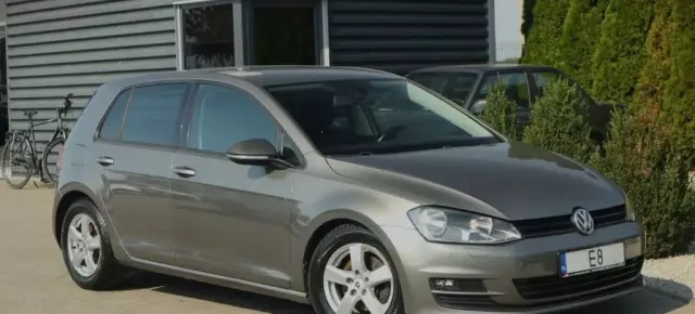 VOLKSWAGEN Golf 