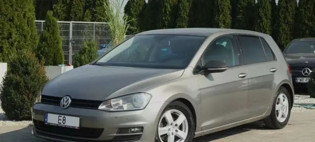 VOLKSWAGEN Golf 