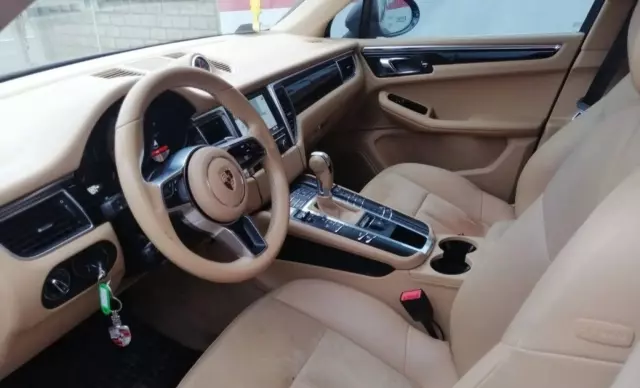 PORSCHE Macan 