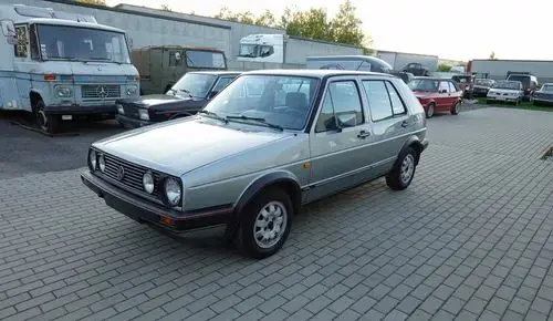 VOLKSWAGEN Golf 