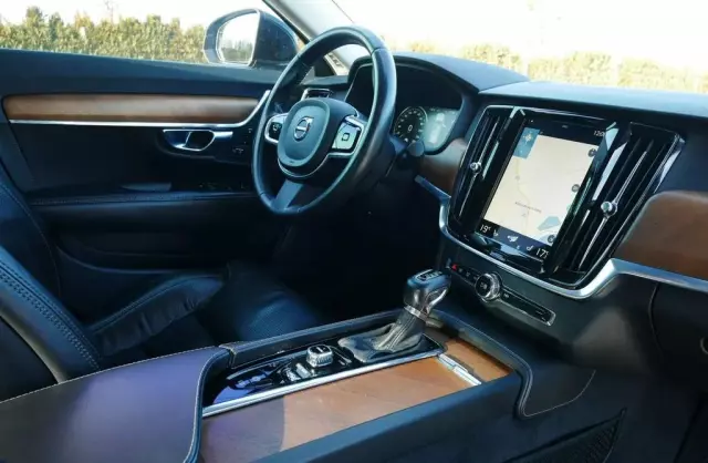 VOLVO S90 