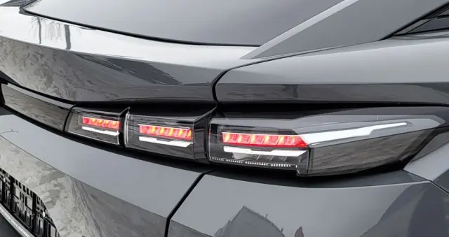 PEUGEOT 408 1.2 PureTech mHEV Allure S&S e-DSC6