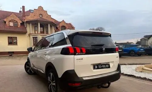 PEUGEOT 5008 