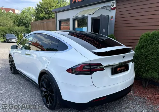 TESLA Model X 