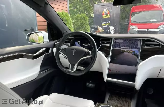 TESLA Model X 