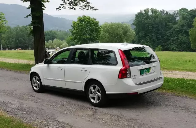 VOLVO V50 