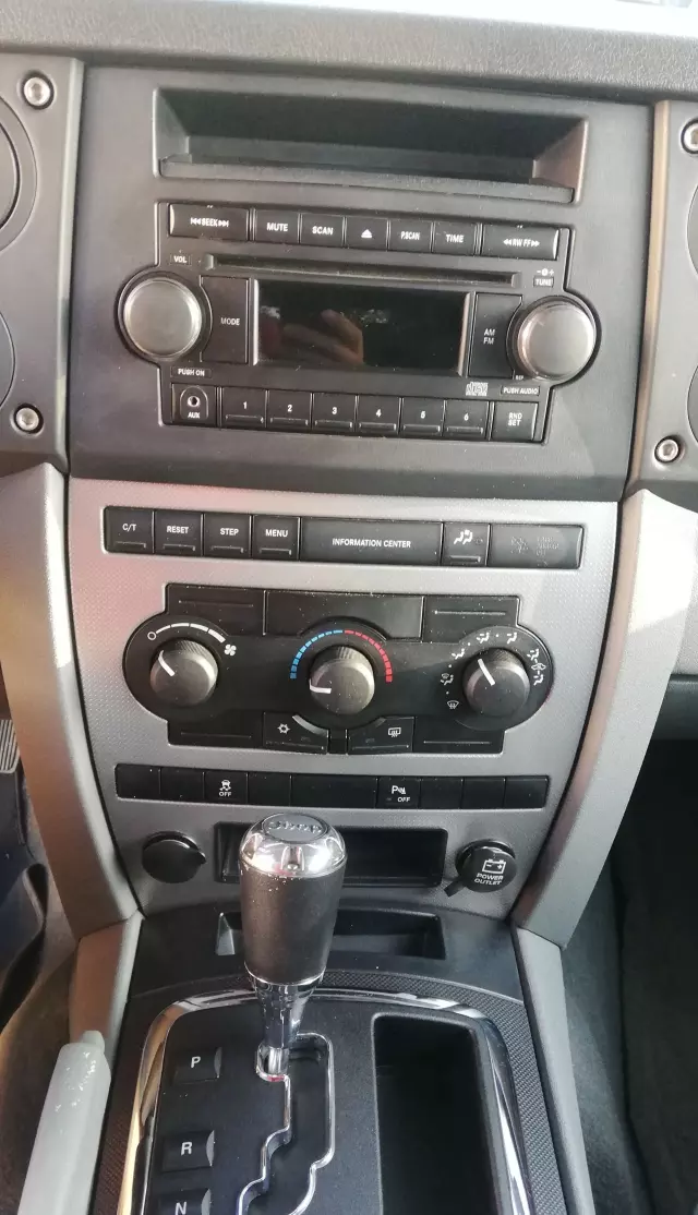 JEEP Commander 3.7 i V6 4WD (213 KM)