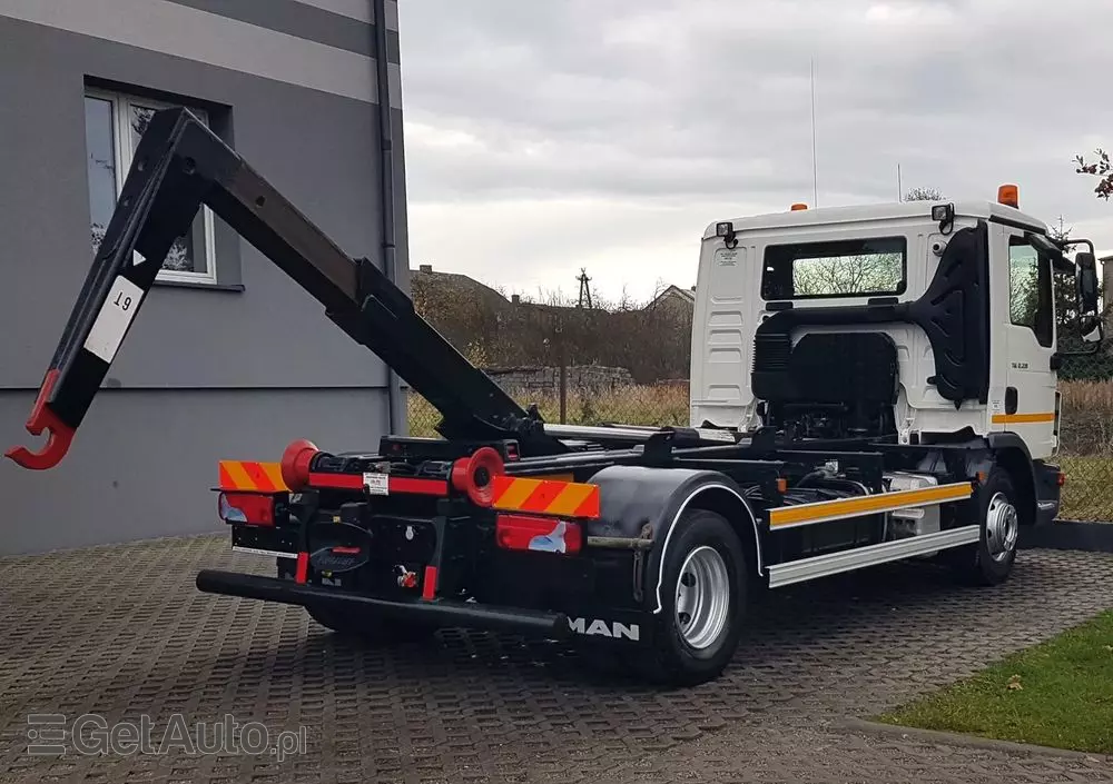 MAN TGL 12.220 HAKOWIEC 4x2 KLIMA HAKOWIEC DO KONTENERÓW 